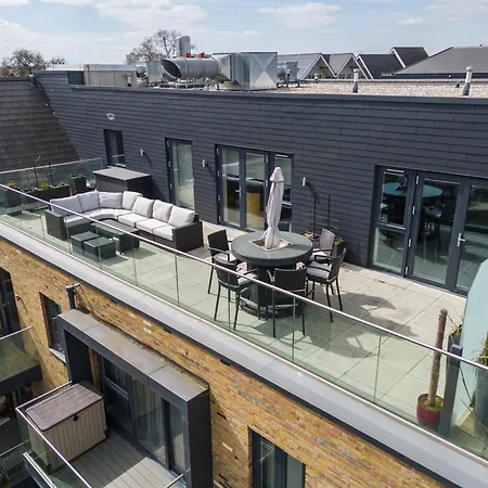 Serenity By The Water: 3 Bed 3 Bath West London - Parking